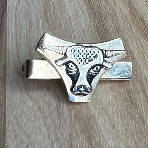 tie clip of bull that looks like a cobra when upside down Gold Tone